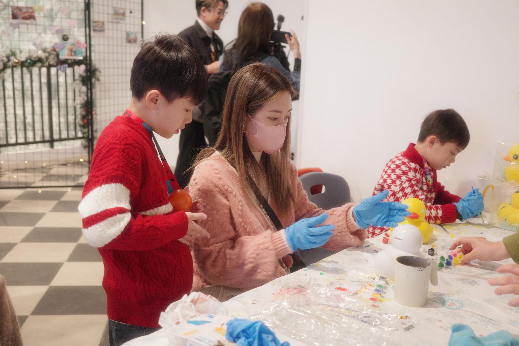 顏志恒太太及兒子專注畫為鴨子上色。