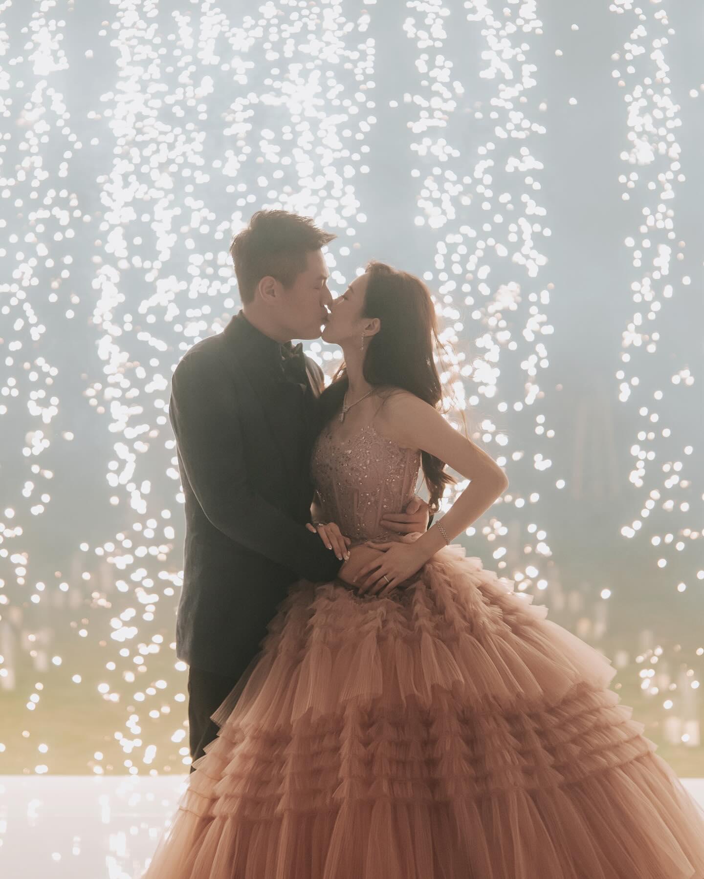 何依婷去年底與從事物流業的圈外男友結婚。