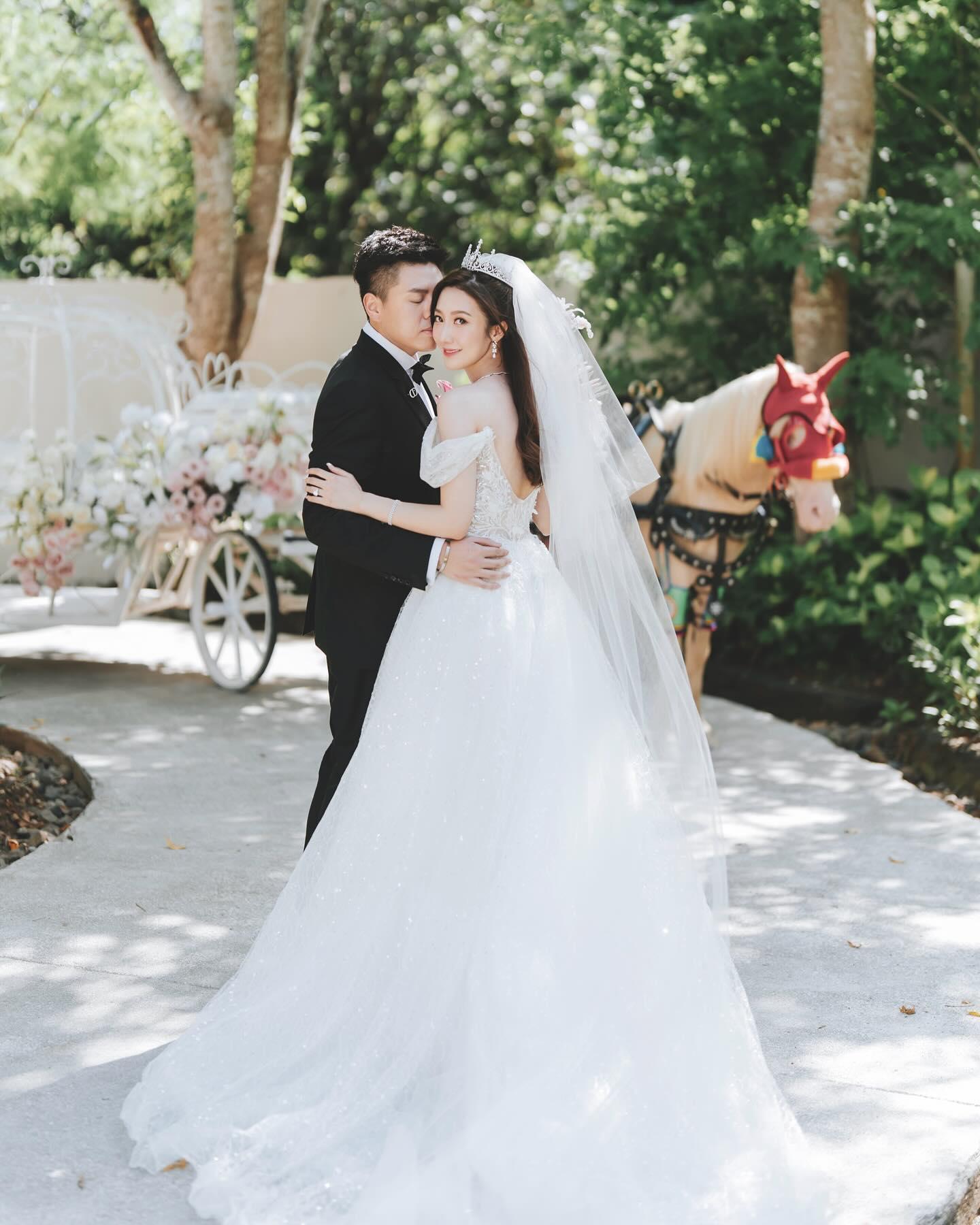 何依婷去年底與從事物流業的圈外男友結婚。