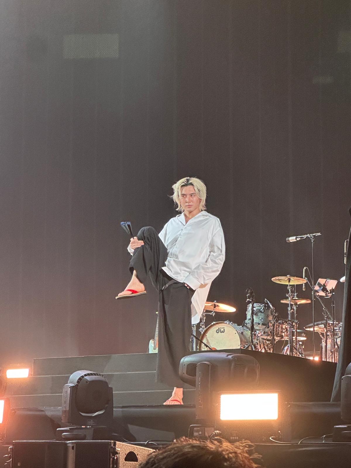 藤井風首場尾聲穿人字拖謝幕,並表演金雞獨立。 (網上圖片)