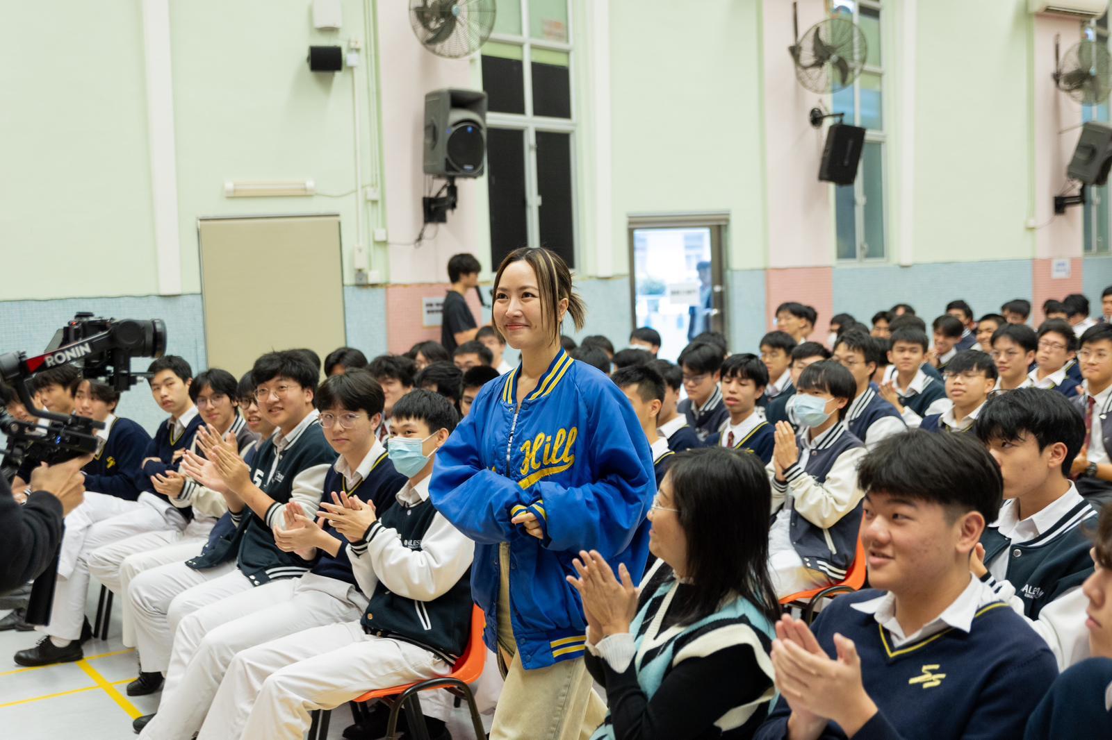 首次在男校演出的Kiri T,特別走到台下與同學們近距離互動。