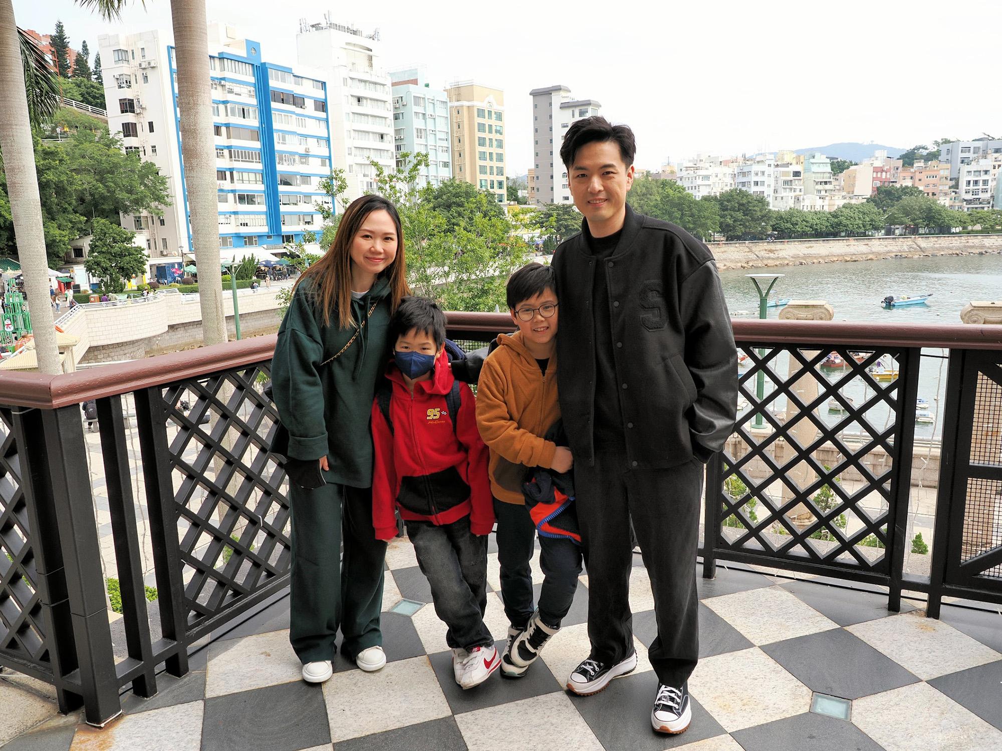 魏嘉信同太太兩個仔仔前嚟參觀市集。