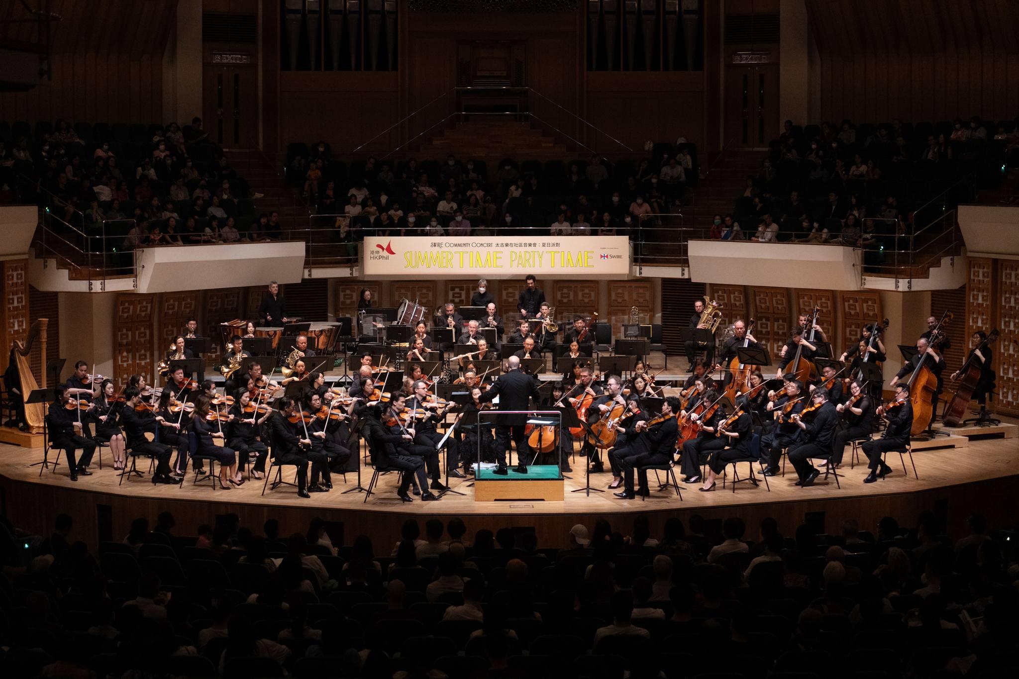 港樂樂師於放映會上,即席演奏《臥虎藏龍》戲中的樂章。