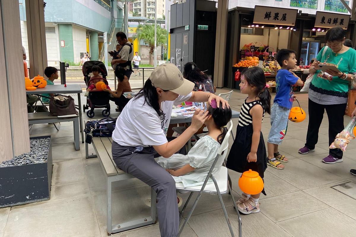東日街市今年萬聖節設有活動,家長只要與子女在場消費便可獲贈萬聖節掛飾及專業彩繪服務。(東日街市FB)