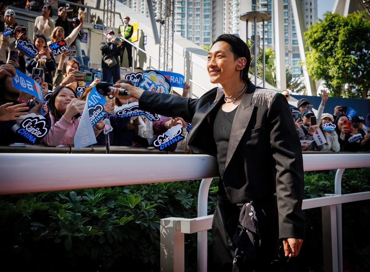 Rain一度走到看台邊跟fans互動。