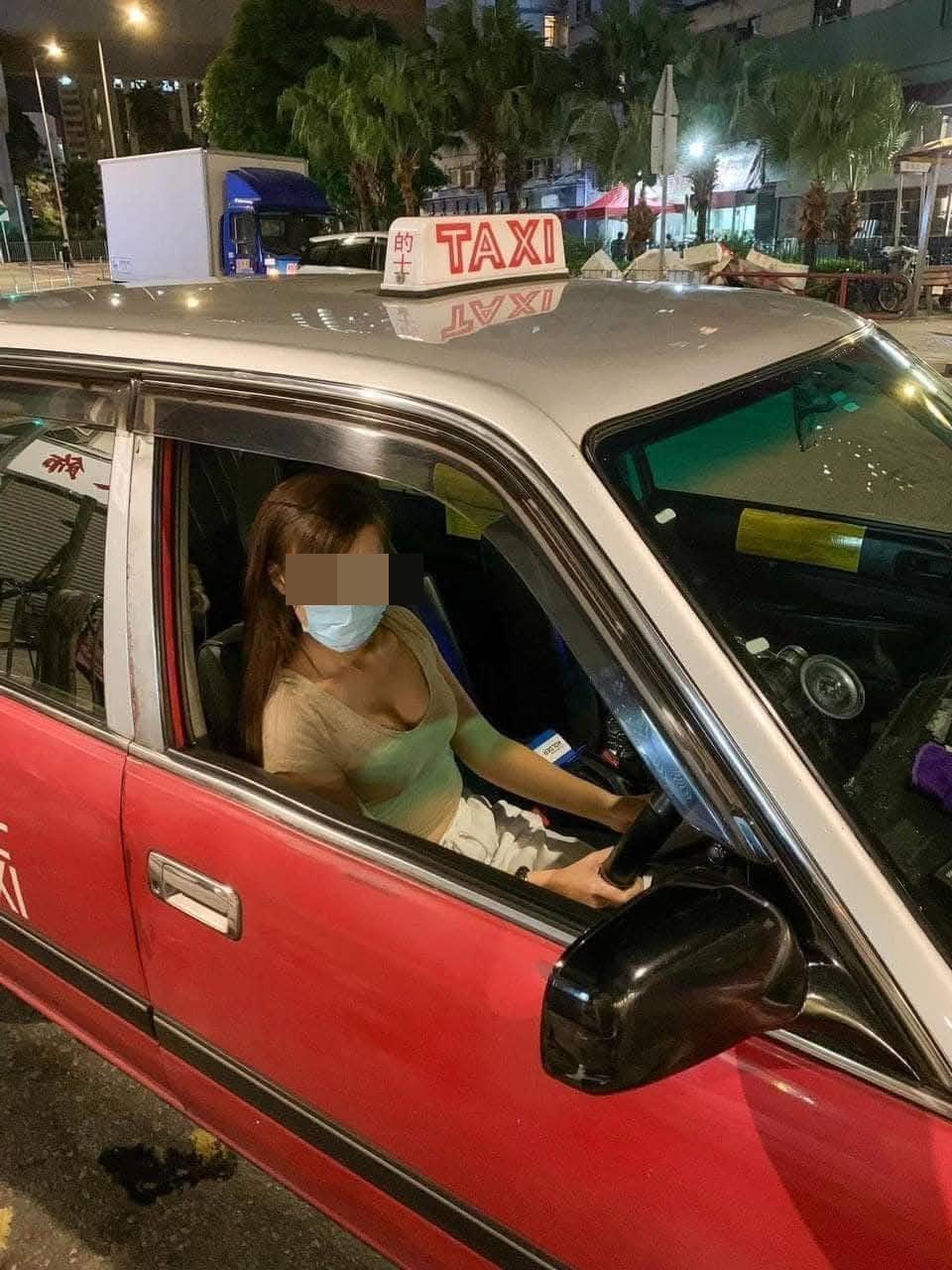 網上熱話|性感少女穿著低胸裝揸的士的照片在網上瘋傳。(的士司機資訊網@fb圖)