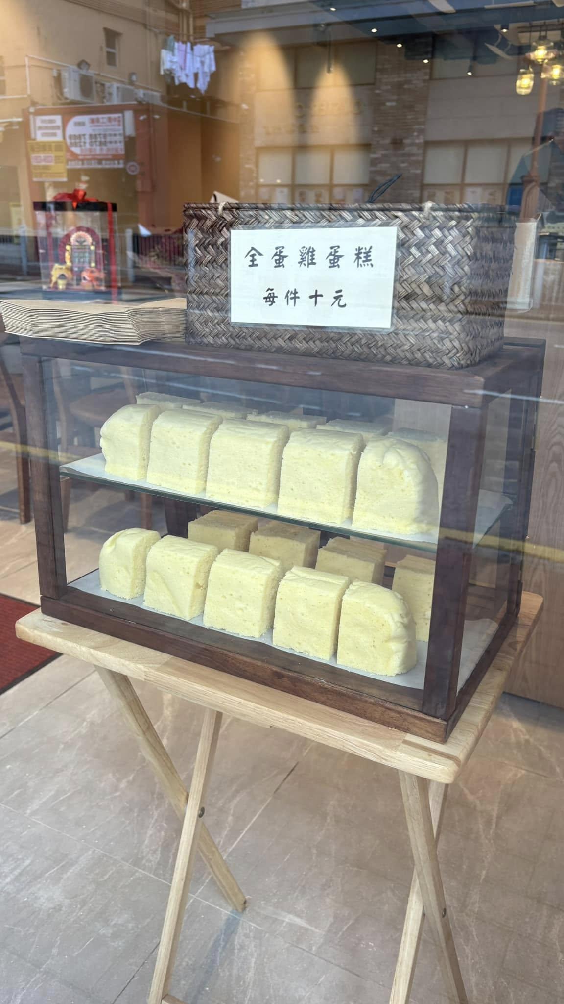 雞蛋糕以前賣$8件,現在售價$10件。(相片來源:Facebook西環變幻時群組)