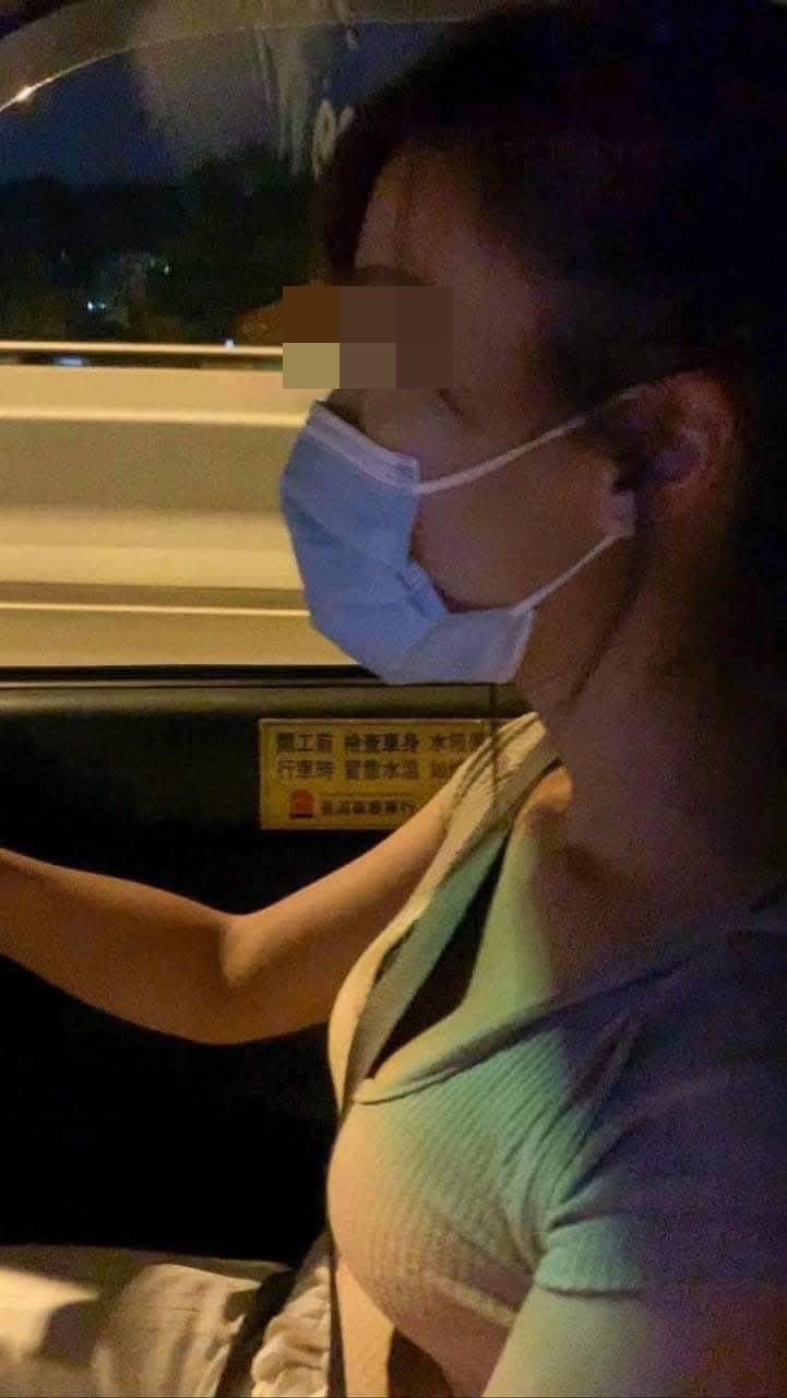 網上熱話|性感少女穿著低胸裝揸的士的照片在網上瘋傳。(的士司機資訊網@fb圖)