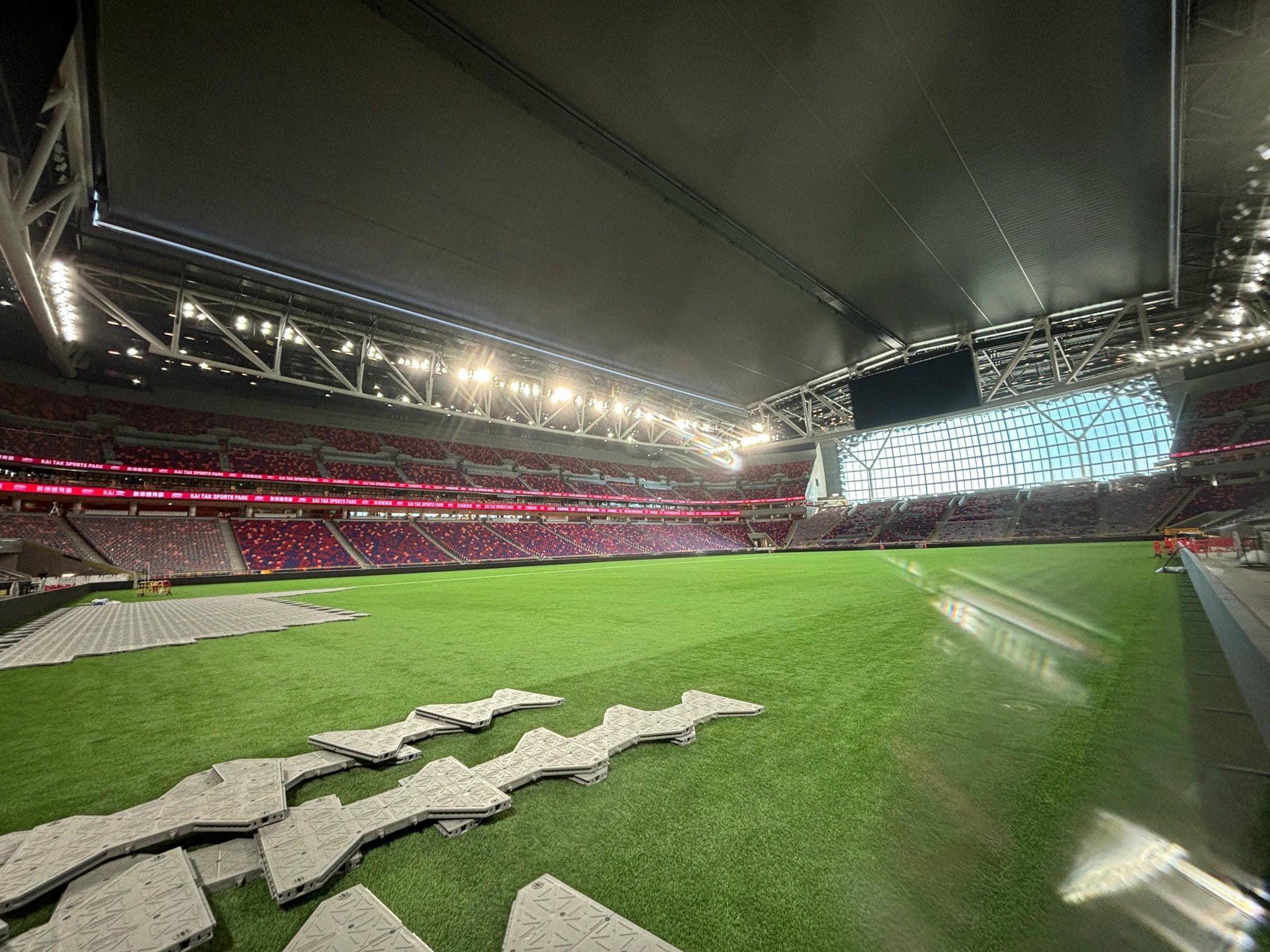 啟德體育園|近日社交平台流傳多張主場館的照片,可見座位及草地已大致鋪設好。(網上圖片)