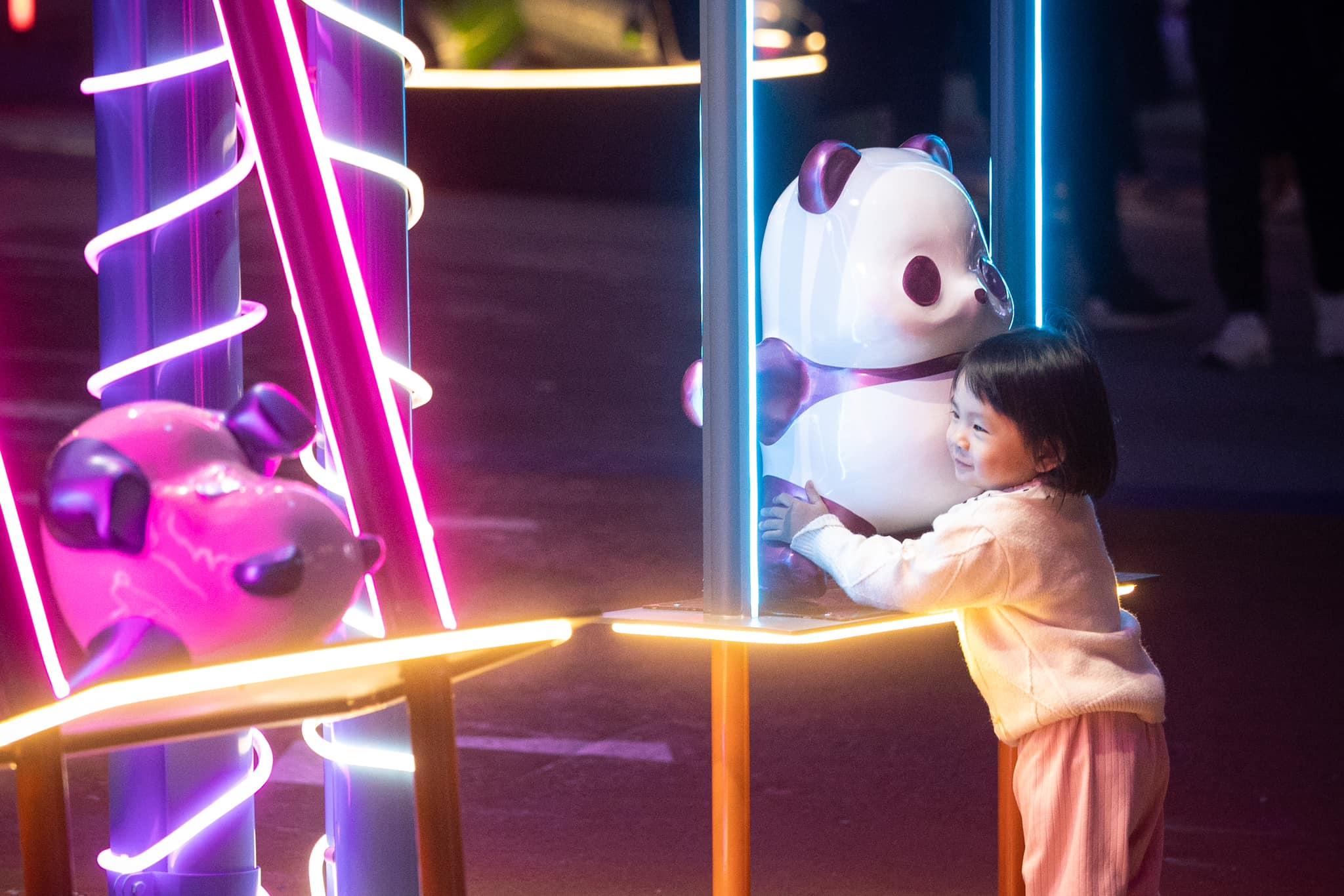 市建局 「自由空間」兩熊貓展品懷疑被盜 韋志成:已報警 (@fb開心建城 URAmity圖片)