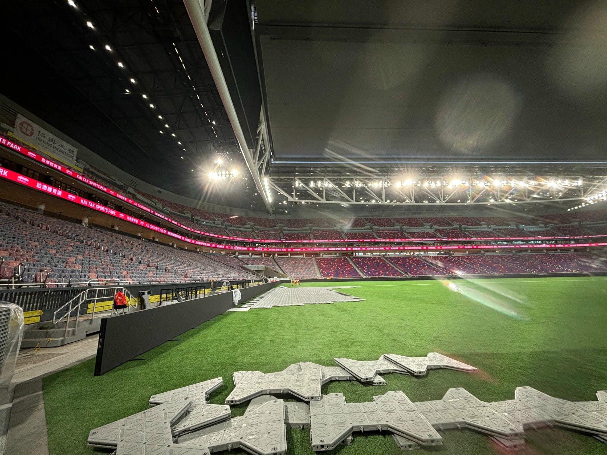 啟德體育園|近日社交平台流傳多張主場館的照片,可見座位及草地已大致鋪設好。(網上圖片)