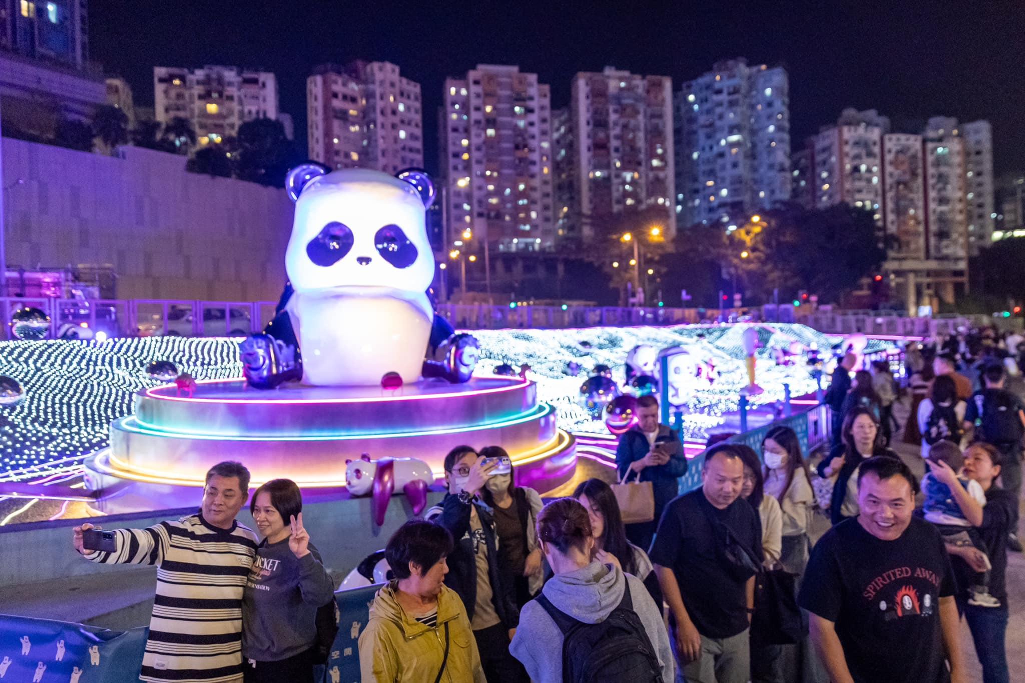 市建局 「自由空間」兩熊貓展品懷疑被盜 韋志成:已報警 (@fb開心建城 URAmity圖片)