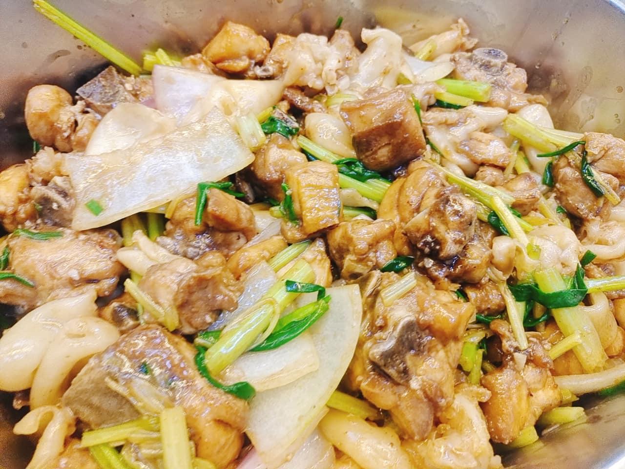 位於上水以良心平價兩餸飯出名的「膳廚」宣布因經營困難結業。店舖以「良心菜式」作招徠,每日提供十多種菜式。(膳廚fb)