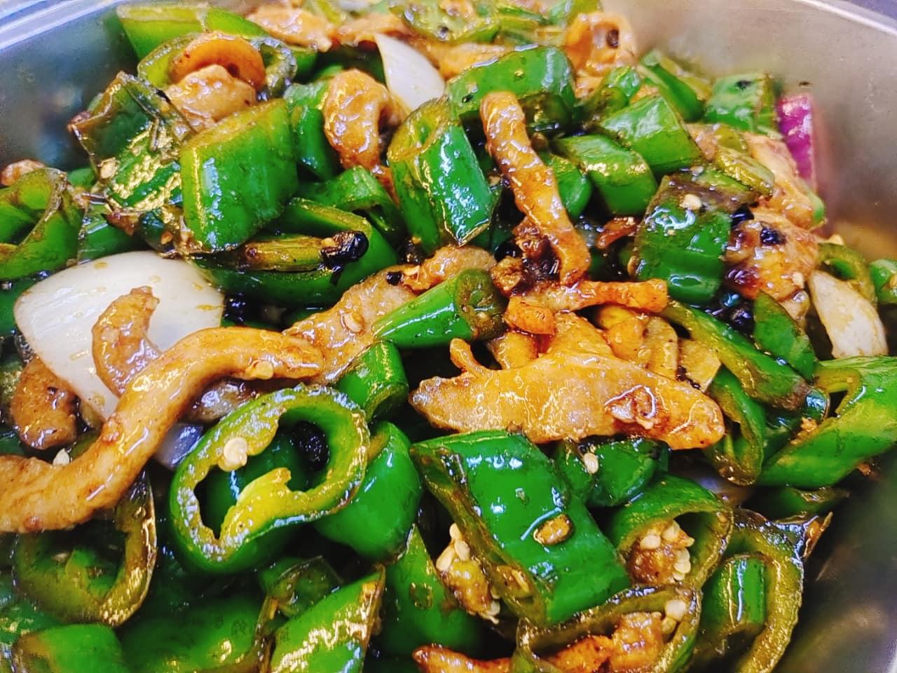 位於上水以良心平價兩餸飯出名的「膳廚」宣布因經營困難結業。店舖以「良心菜式」作招徠,每日提供十多種菜式。(膳廚fb)