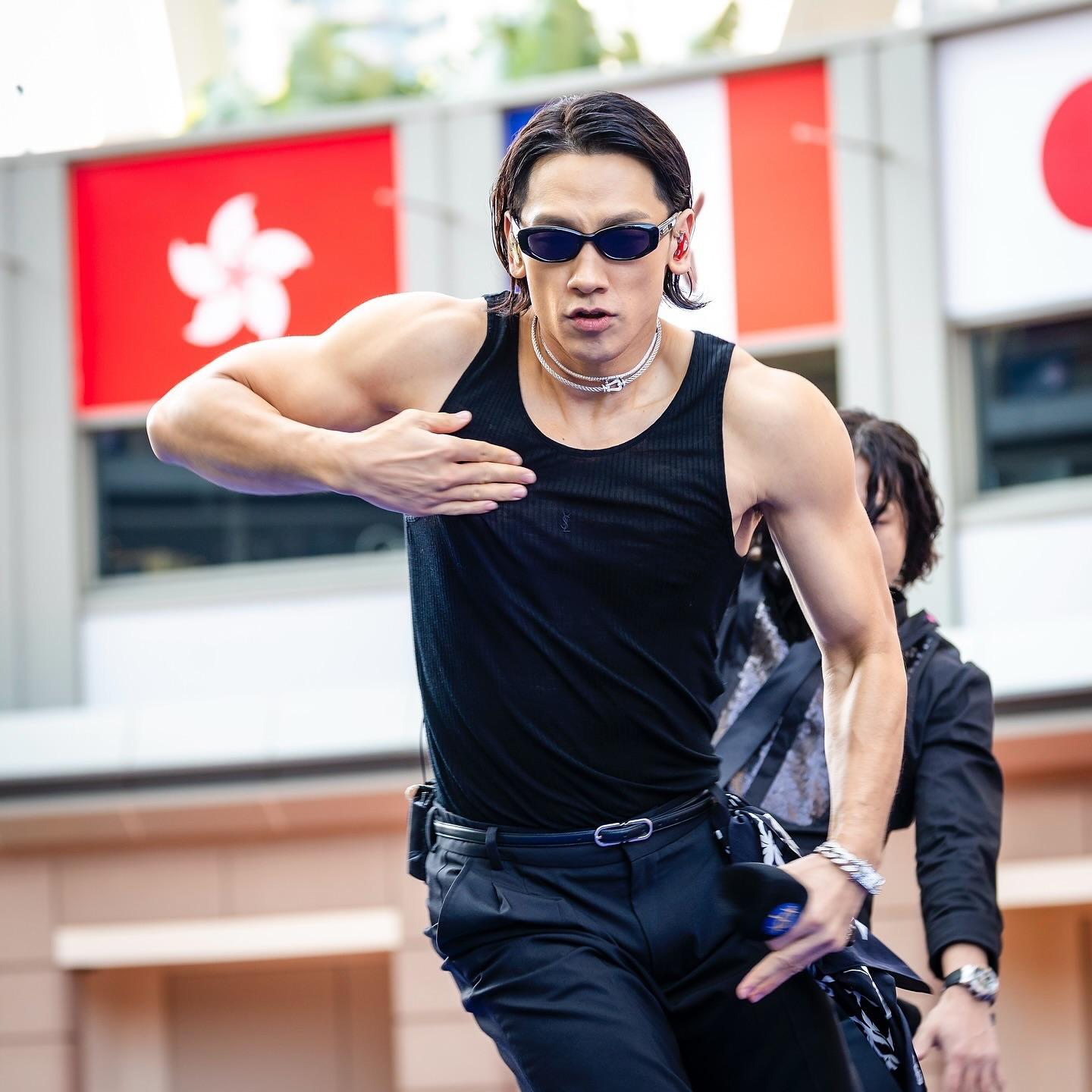 Rain唱《Hip Song》時更脱去外衣大騷麒麟臂。