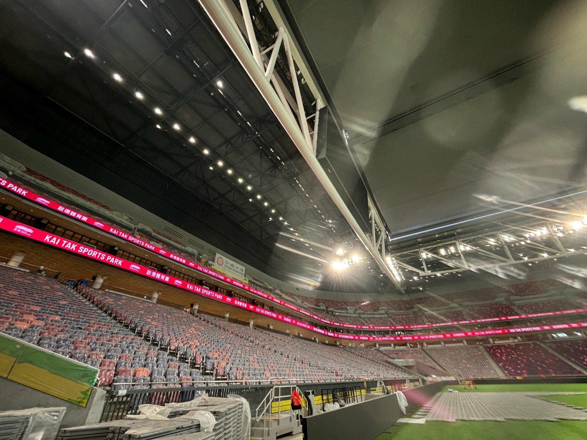 啟德體育園|近日社交平台流傳多張主場館的照片,可見座位及草地已大致鋪設好。(網上圖片)