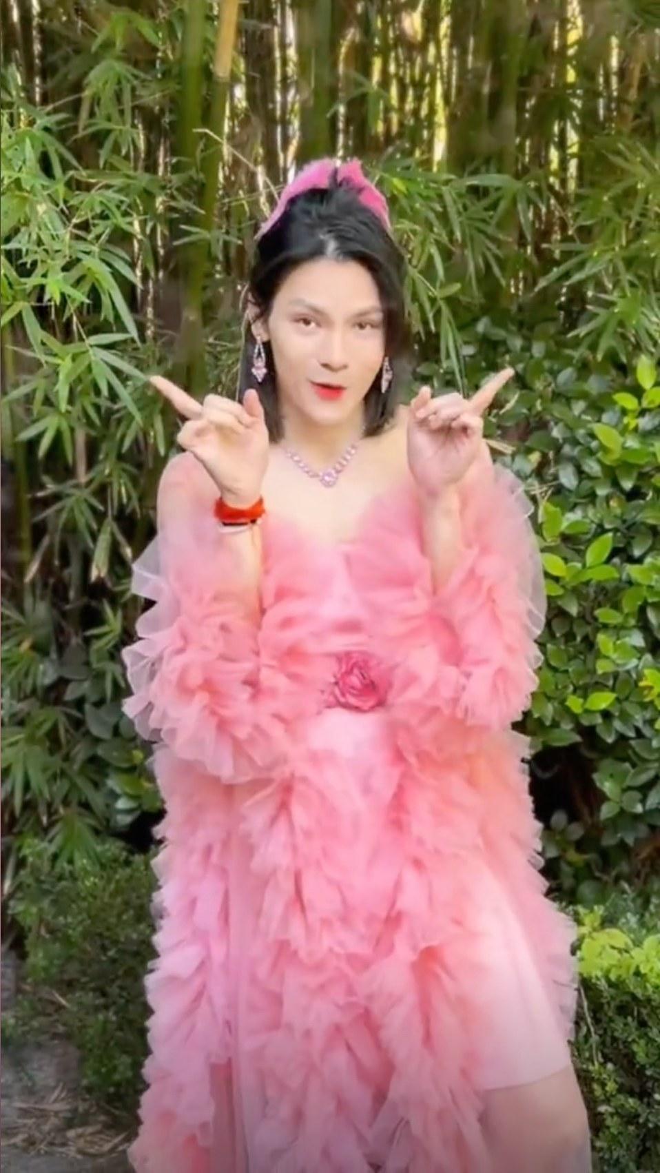 向朵花的衣著愈抽象,愈多fans支持他。