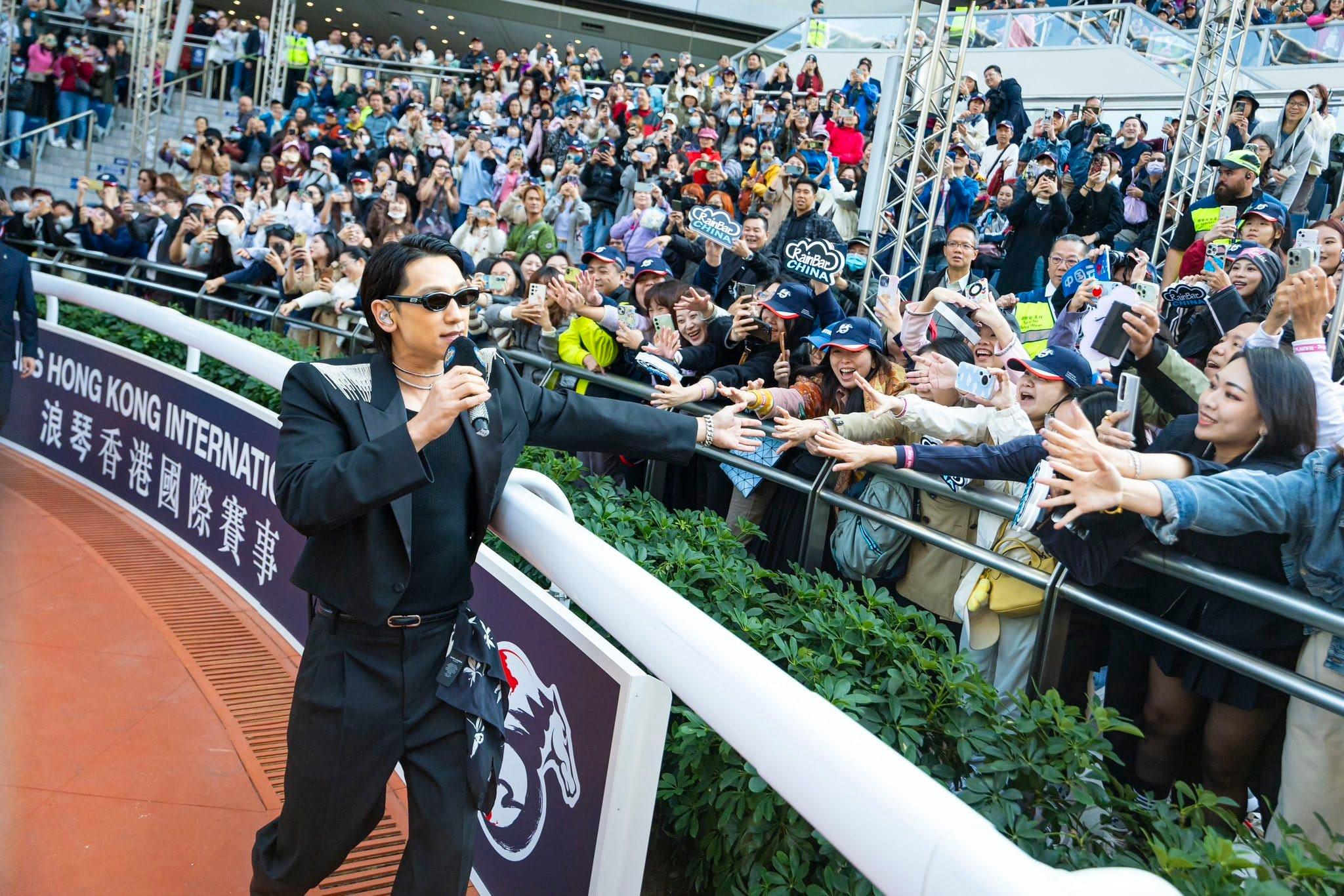 Rain一度走到看台邊跟fans互動。