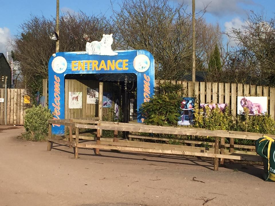 坎布里亞郡南湖野生動物園(South Lakes Safari Zoo)大門。