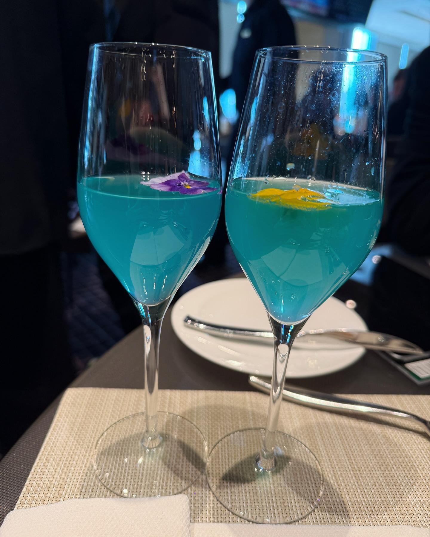 葉蒨文說︰「有一個侍應手攞着一盤藍色嘅飲品喺我後面不小心由頭淋落腰,着咗全身米白色嘅我變咗一個藍色人。」