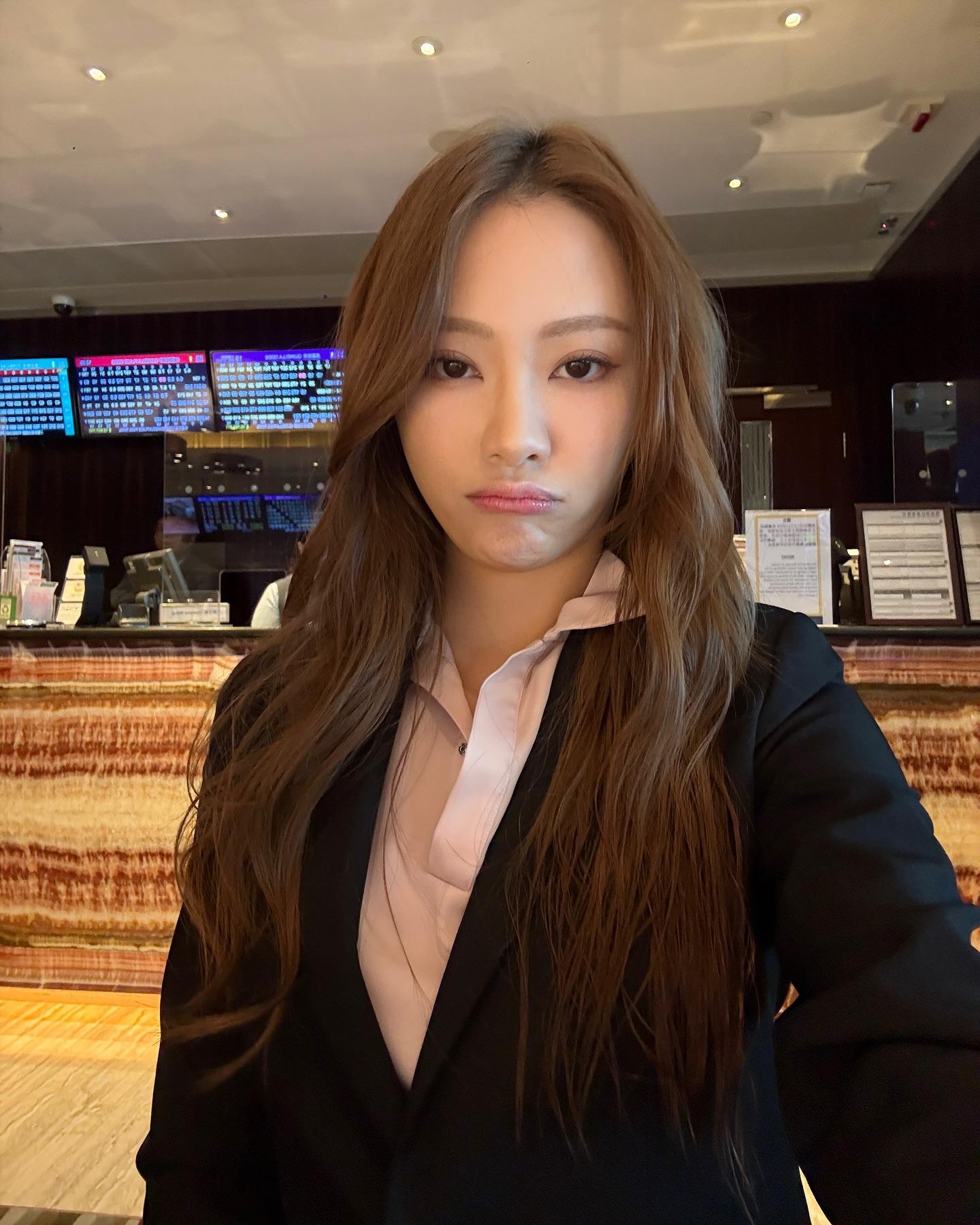 葉蒨文換上馬會員工制服,等待自己的衣服洗好。