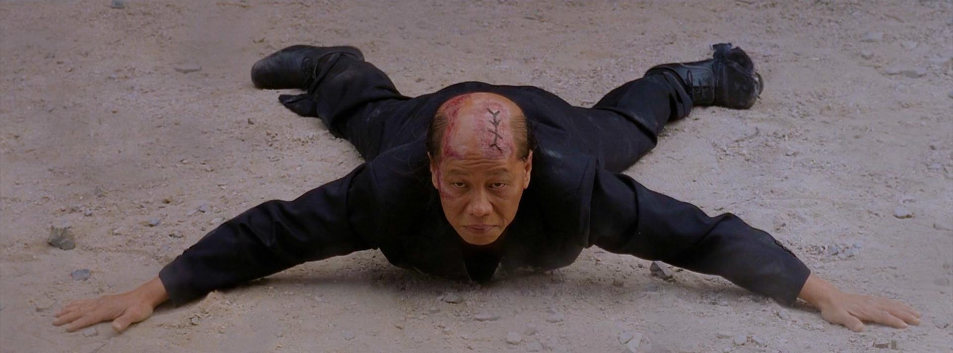 網民聯想中年婦的姿勢像電影中的蝦蟆功。(周星馳電影《功夫》劇照)