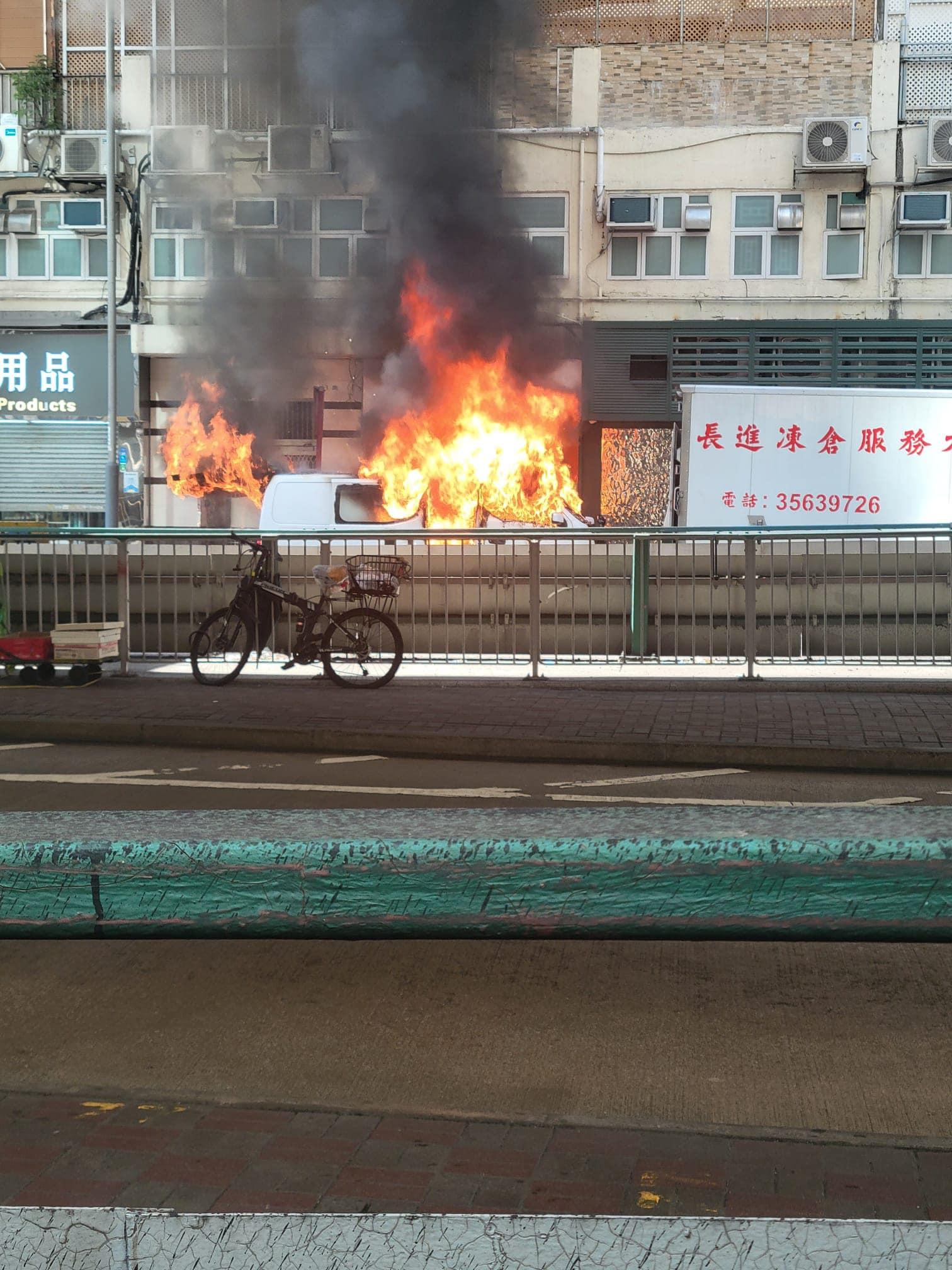 灣仔貨Van疑車Cam短路起火 部分行車線封閉(馬路的事Facebook圖片)