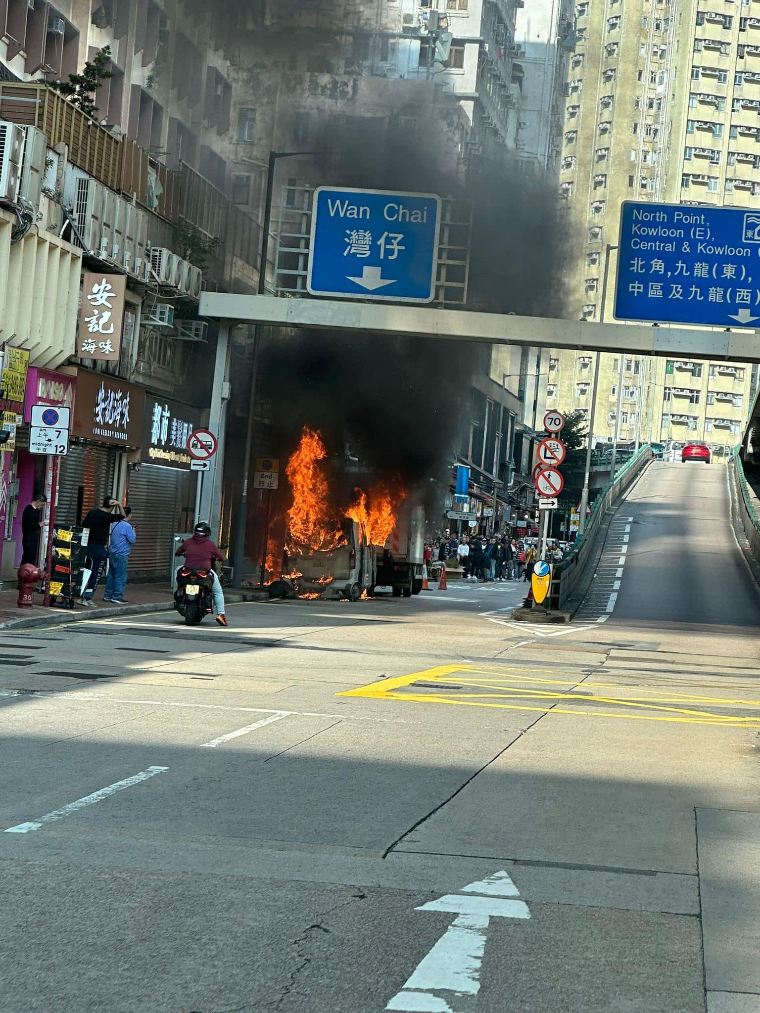 灣仔貨Van疑車Cam短路起火 部分行車線封閉(馬路的事Facebook圖片)