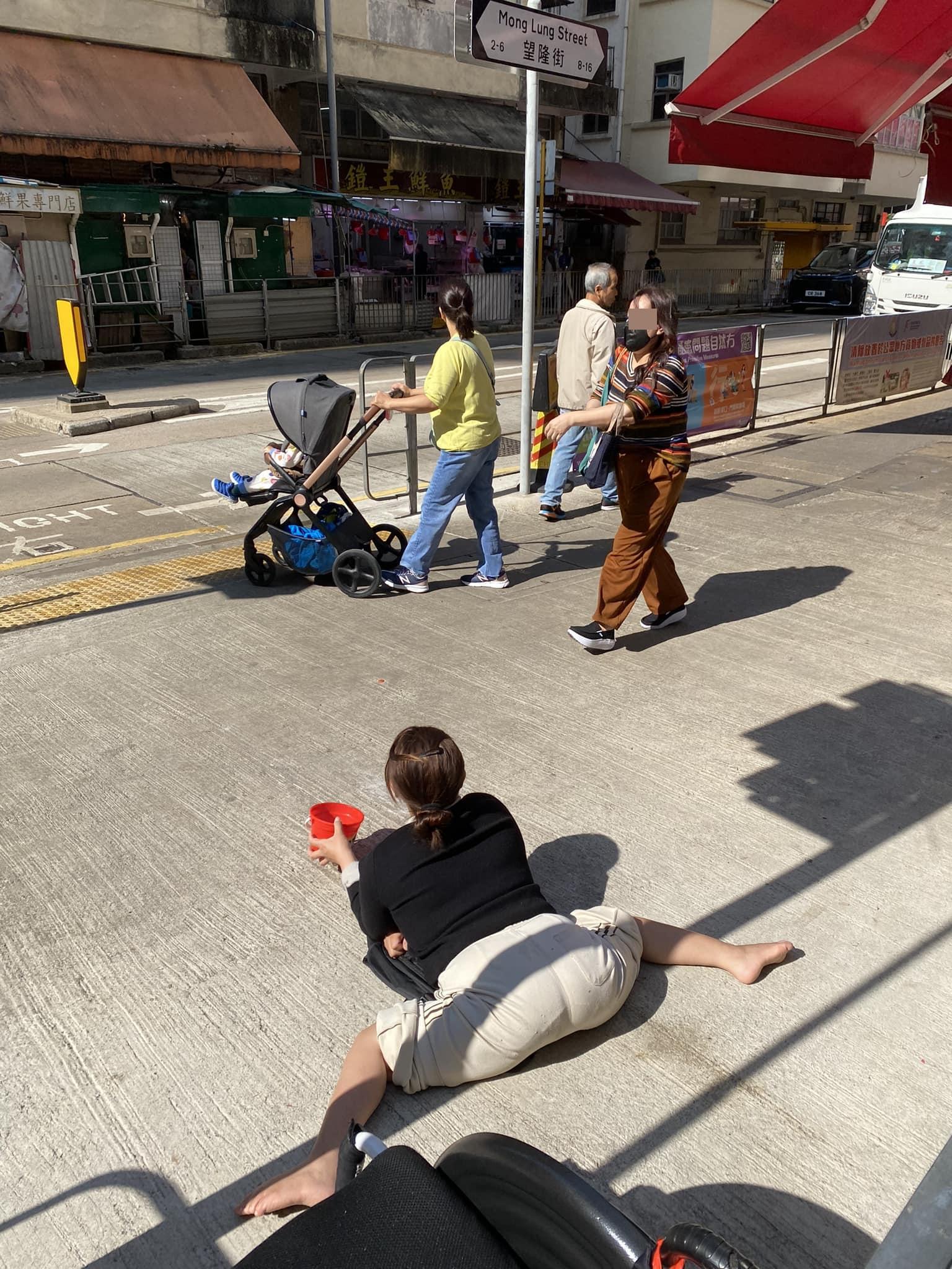 筲箕灣中年婦施展「蝦蟆功」行乞。(筲箕灣西灣河關注組@fb圖)