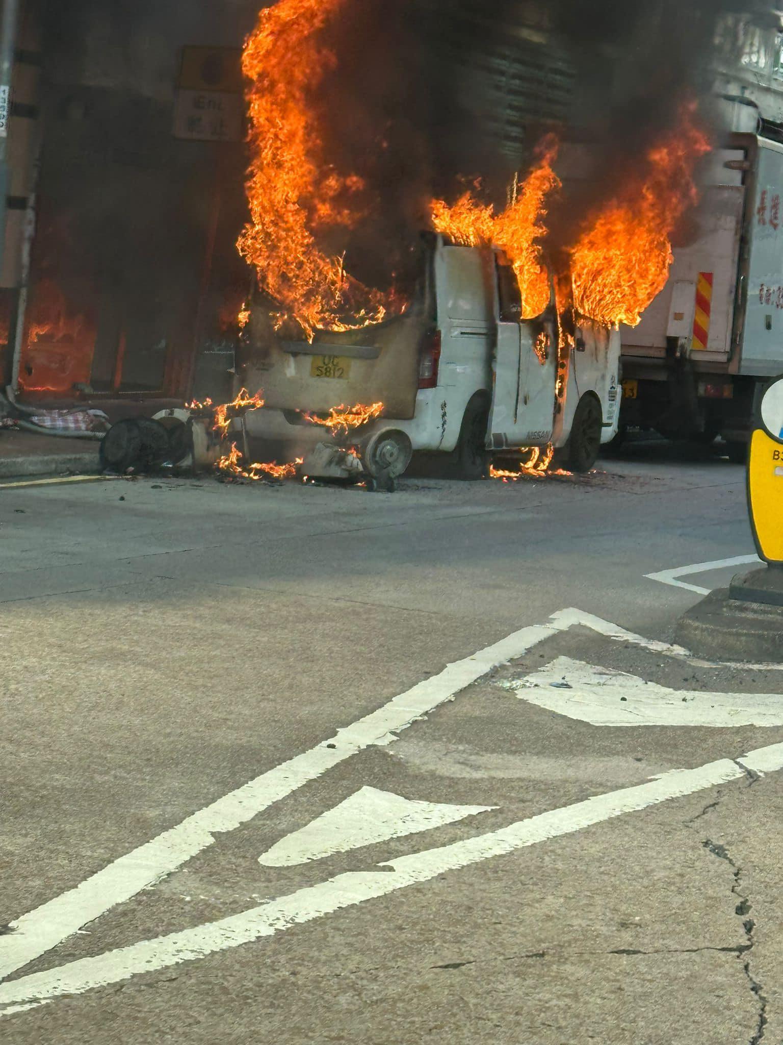 灣仔貨Van疑車Cam短路起火 部分行車線封閉(馬路的事Facebook圖片)