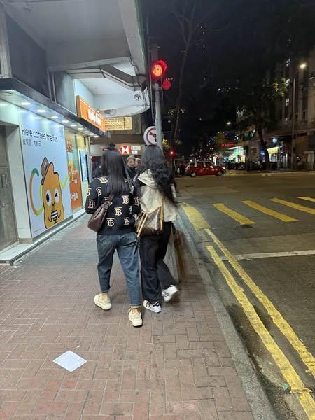 照片中可見兩名濃妝女子打扮光鮮,疑似正要求事主買食物給她們吃。(灣仔群組@fb圖)