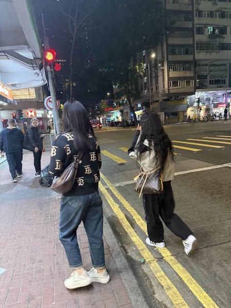 照片中可見兩名濃妝女子打扮光鮮,疑似正要求事主買食物給她們吃。(灣仔群組@fb圖)