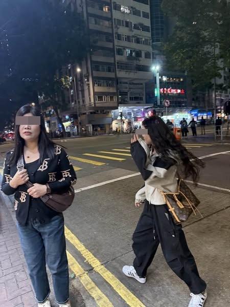 照片中可見兩名濃妝女子打扮光鮮,疑似正要求事主買食物給她們吃。(灣仔群組@fb圖)