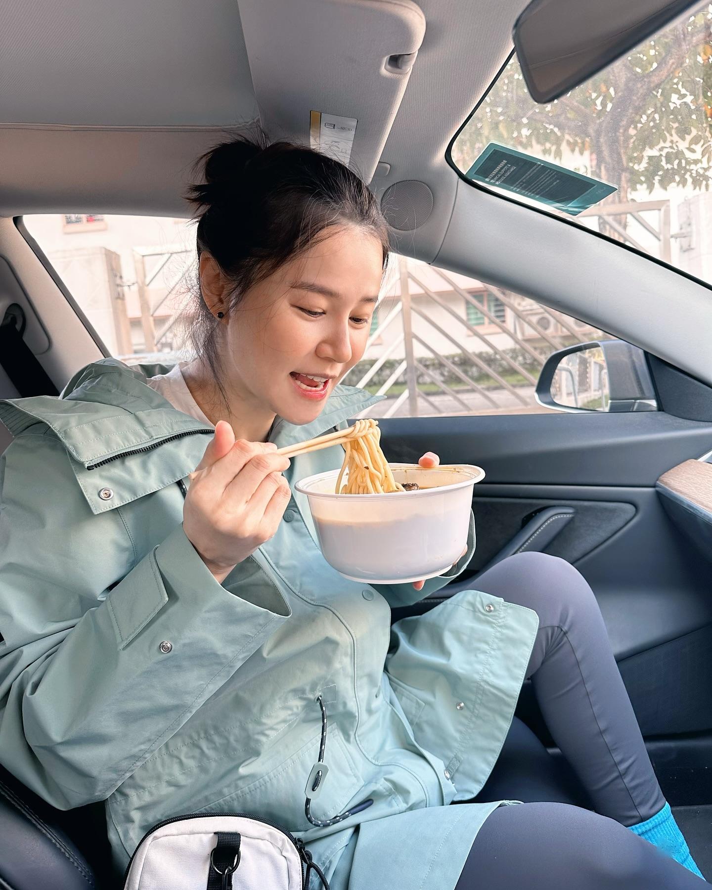 Priscilla食車仔麵食得津津有味。