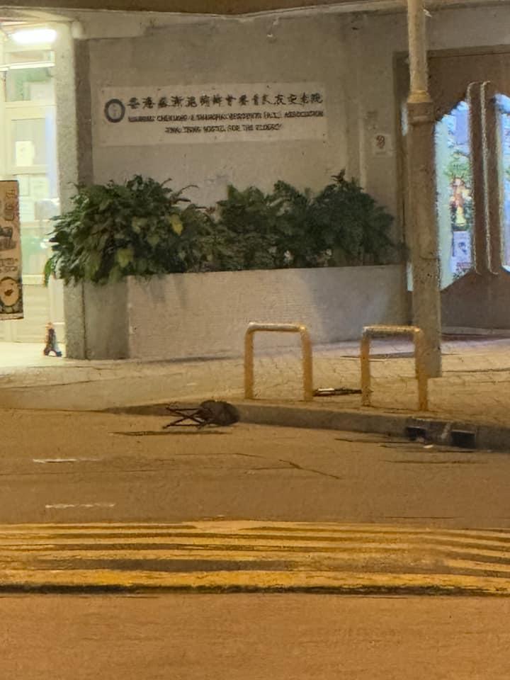 大窩口邨富國樓一低層單位,有人一邊大叫、一邊從窗口拋下兩張摺凳及一輛手推車(荃灣 大窩口邨 葵涌邨fb)