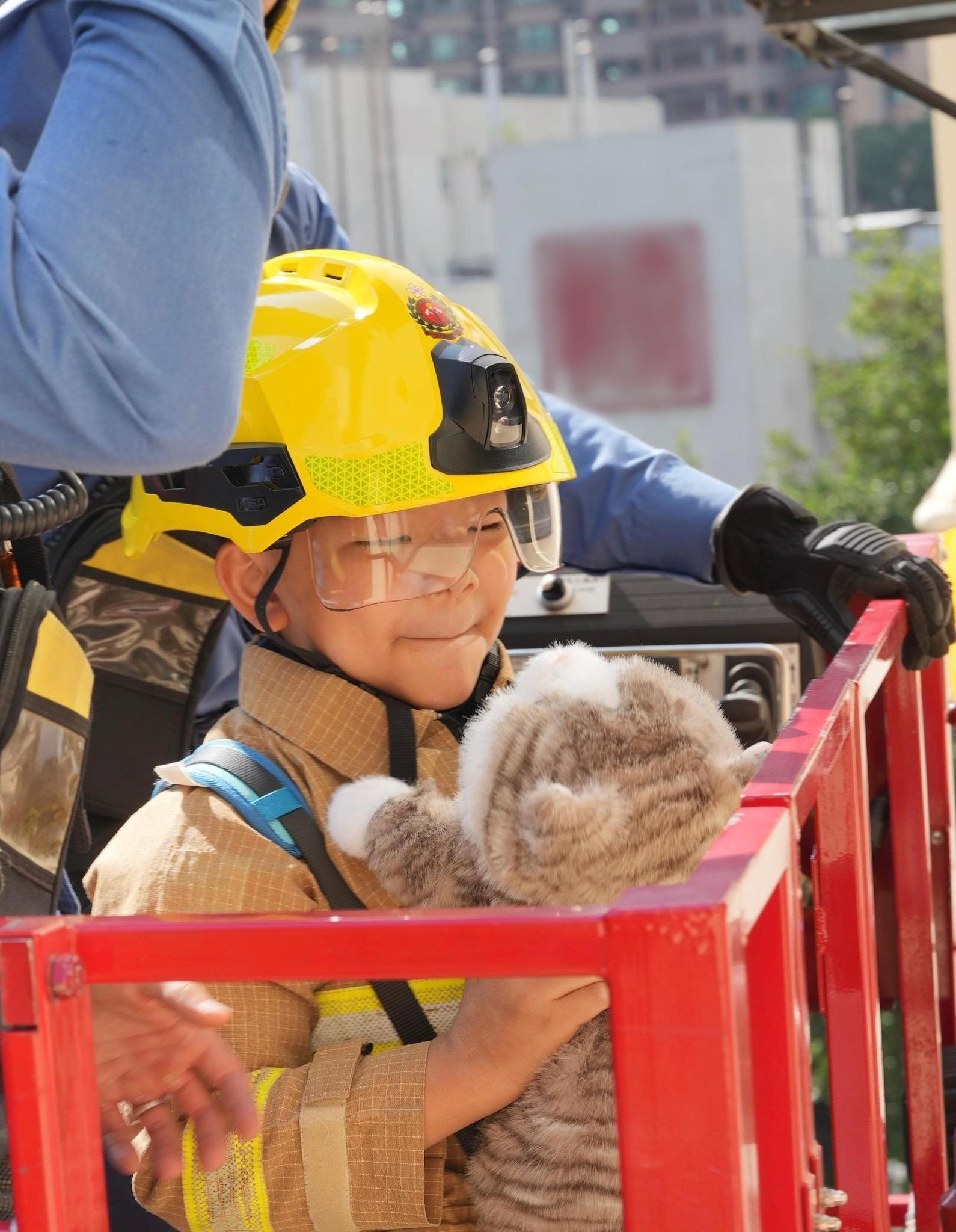 9歲男童獲願望成真基金消防處協助,圓夢做一日消防員。