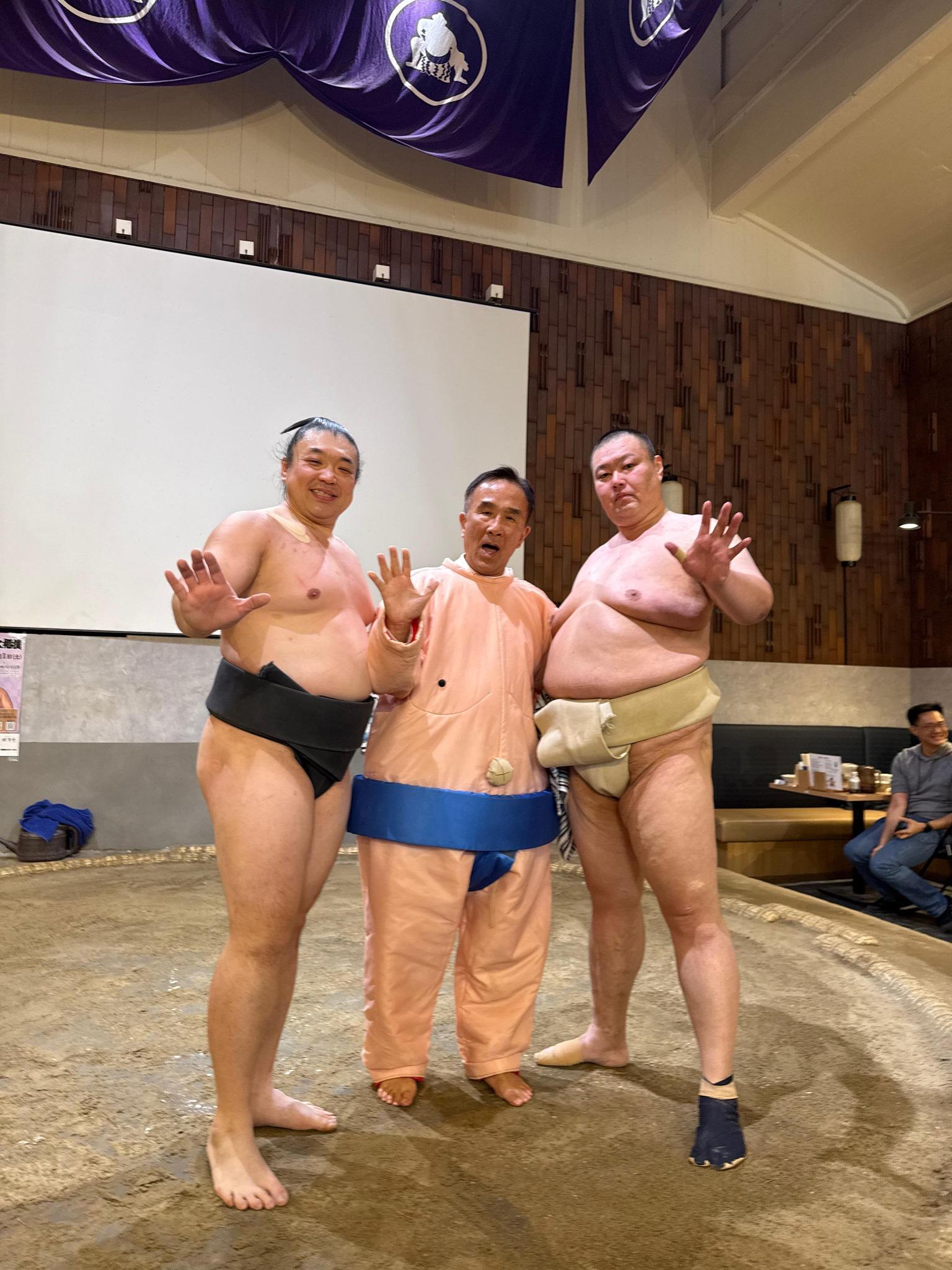 田北辰與家人趁假期到日本「充電」,期間到訪具特色的「相撲體驗餐廳」。(田北辰FB)