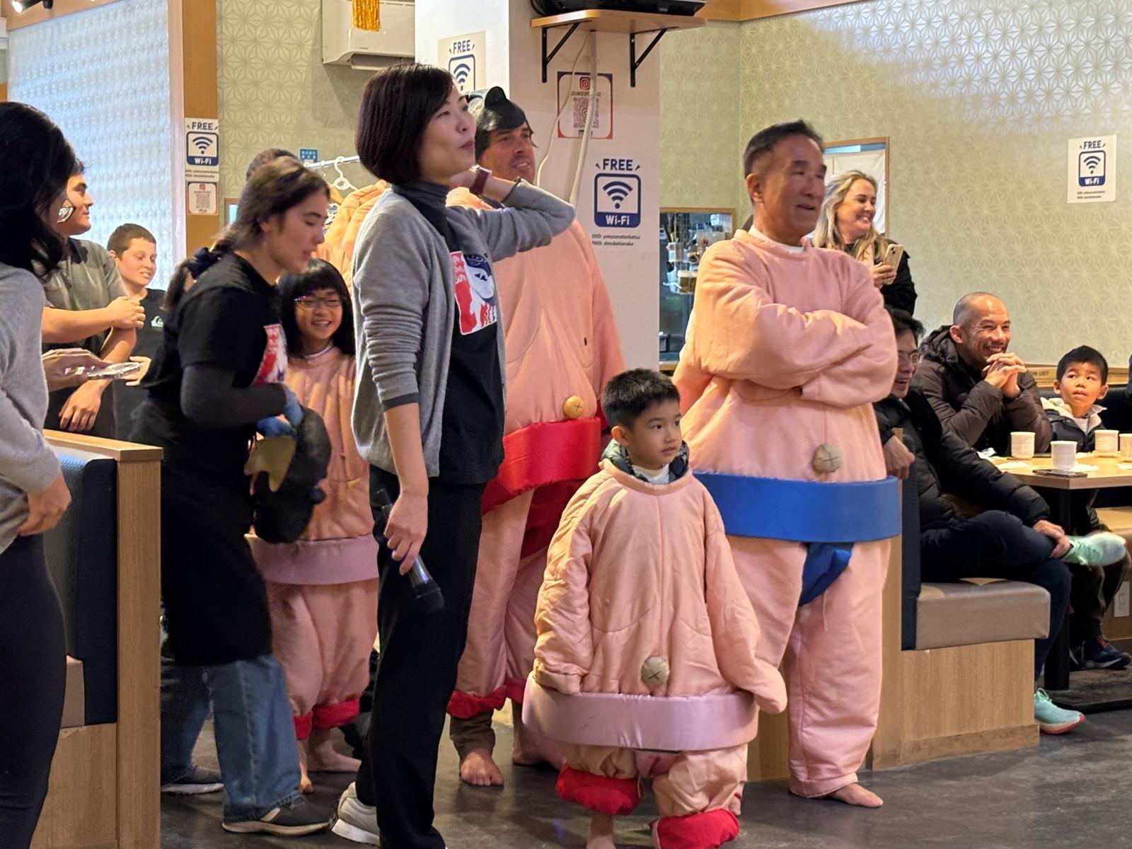 田北辰與家人趁假期到日本「充電」,期間到訪具特色的「相撲體驗餐廳」。(田北辰FB)