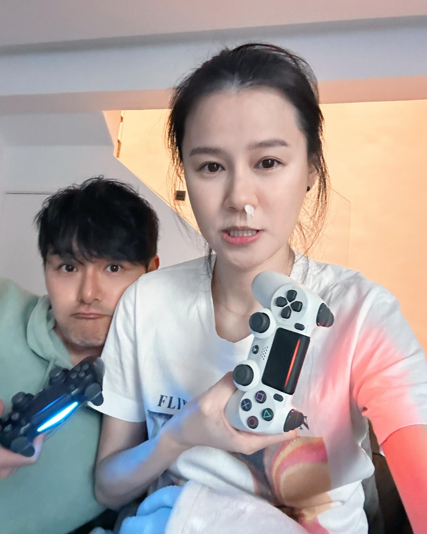 陪老公打機的Priscilla,天氣乾燥流鼻血。