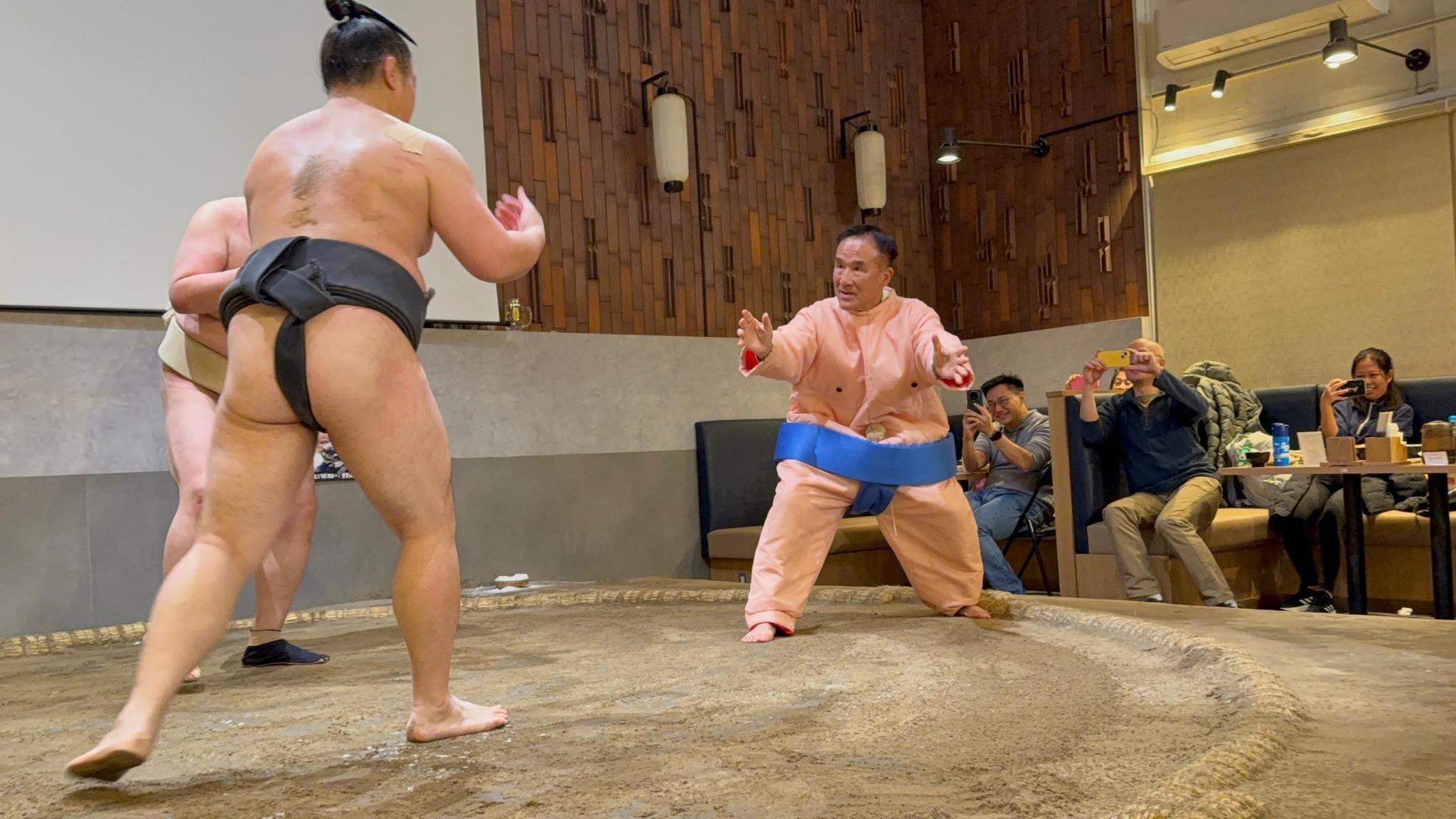 田北辰與家人趁假期到日本「充電」,期間到訪具特色的「相撲體驗餐廳」。(田北辰FB)