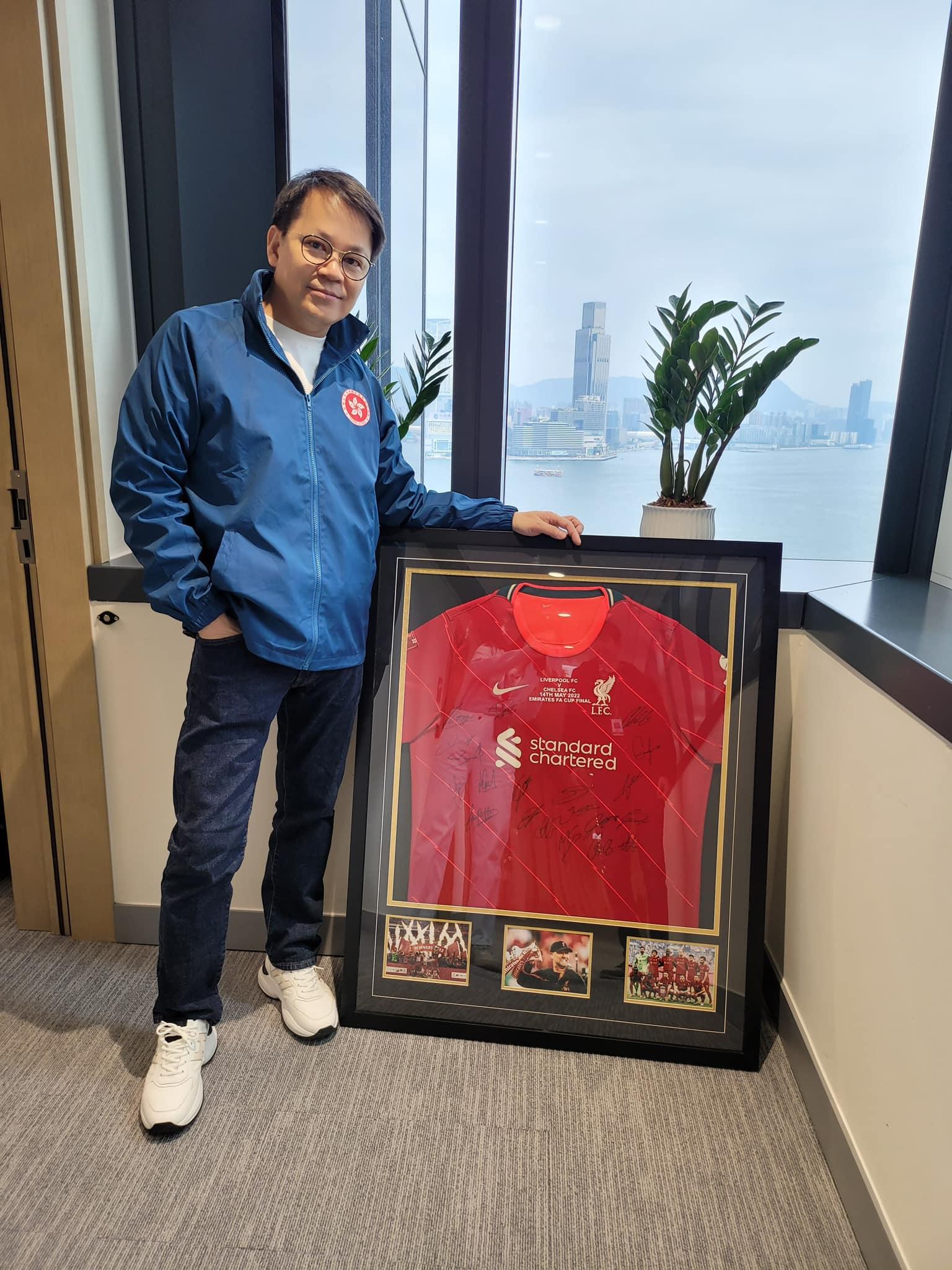 陳克勤獲利物浦簽名波衫。(陳克勤FB)