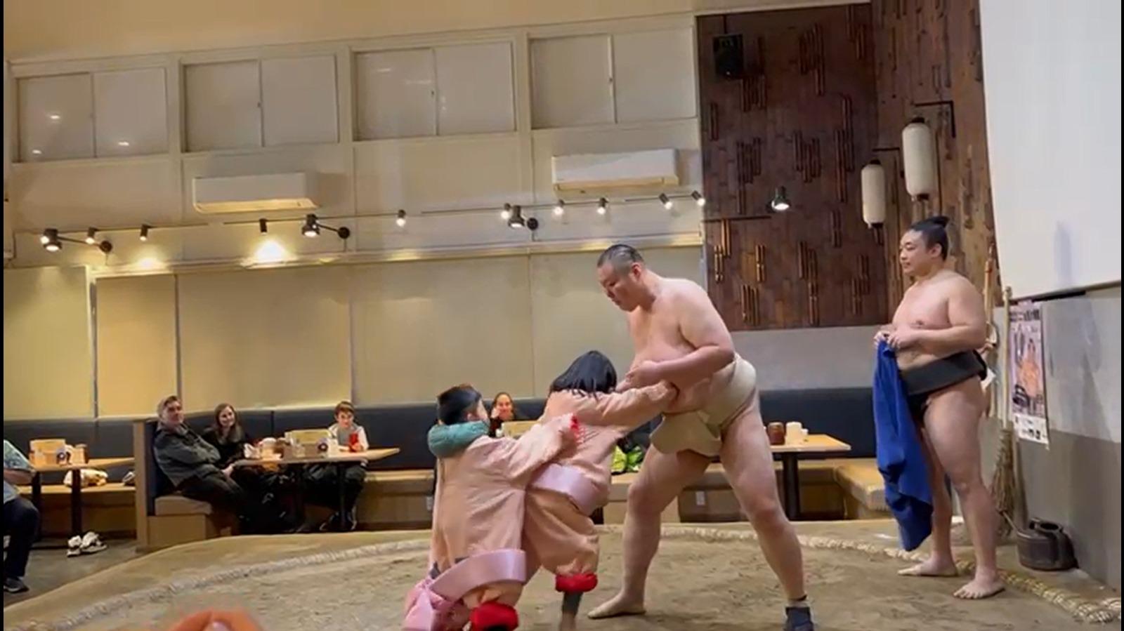 田北辰與家人趁假期到日本「充電」,期間到訪具特色的「相撲體驗餐廳」。(田北辰FB)