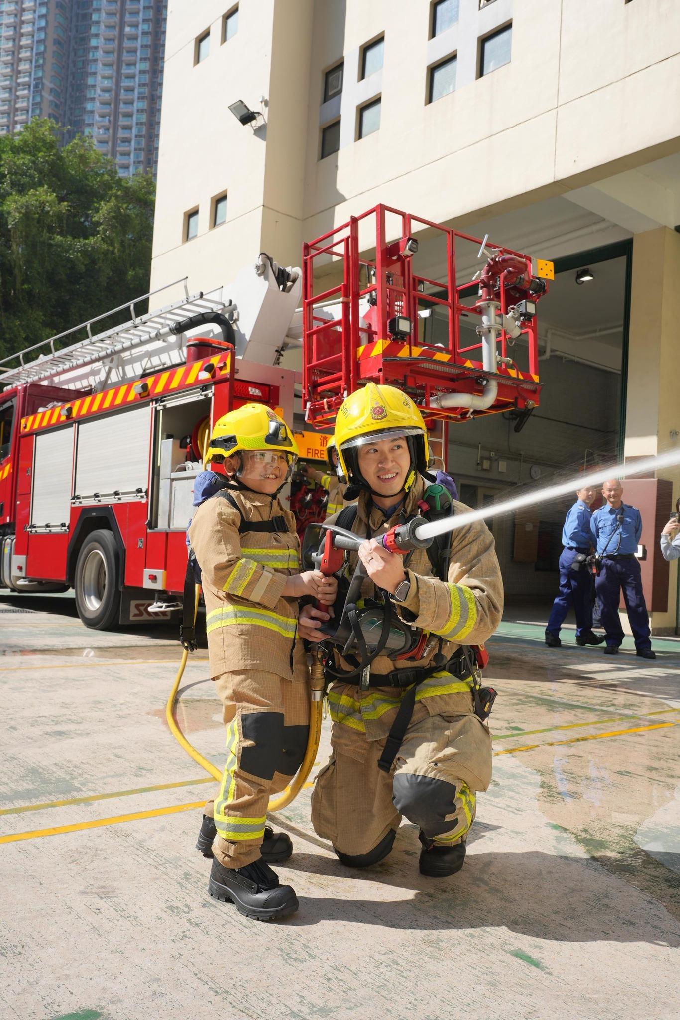 9歲男童獲願望成真基金消防處協助,圓夢做一日消防員。