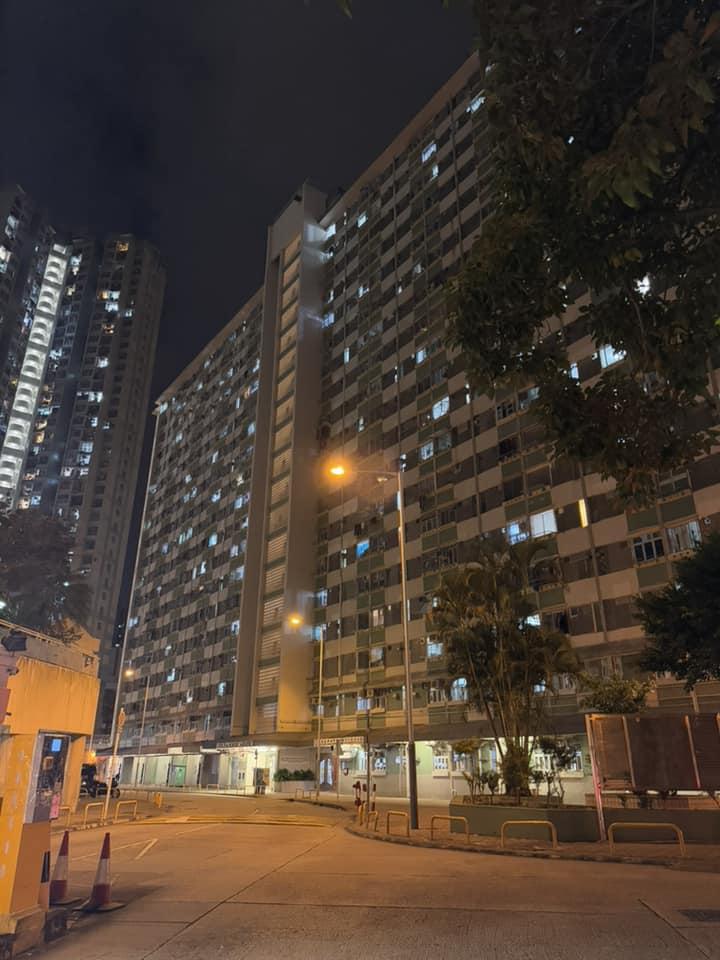 大窩口邨富國樓一低層單位,有人一邊大叫、一邊從窗口拋下兩張摺凳及一輛手推車(荃灣 大窩口邨 葵涌邨fb)