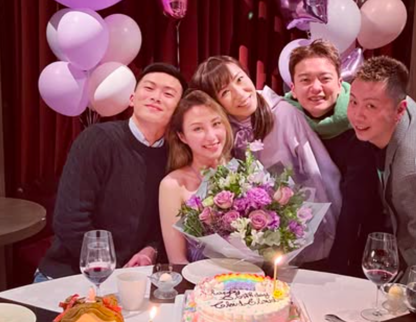 何超雲不時都post同Douglas嘅合照