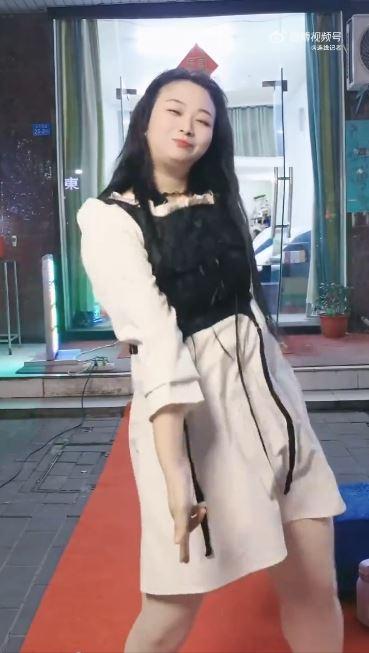 網紅劉大美麗不時在網上分享唱歌跳舞影片。(微博圖片)