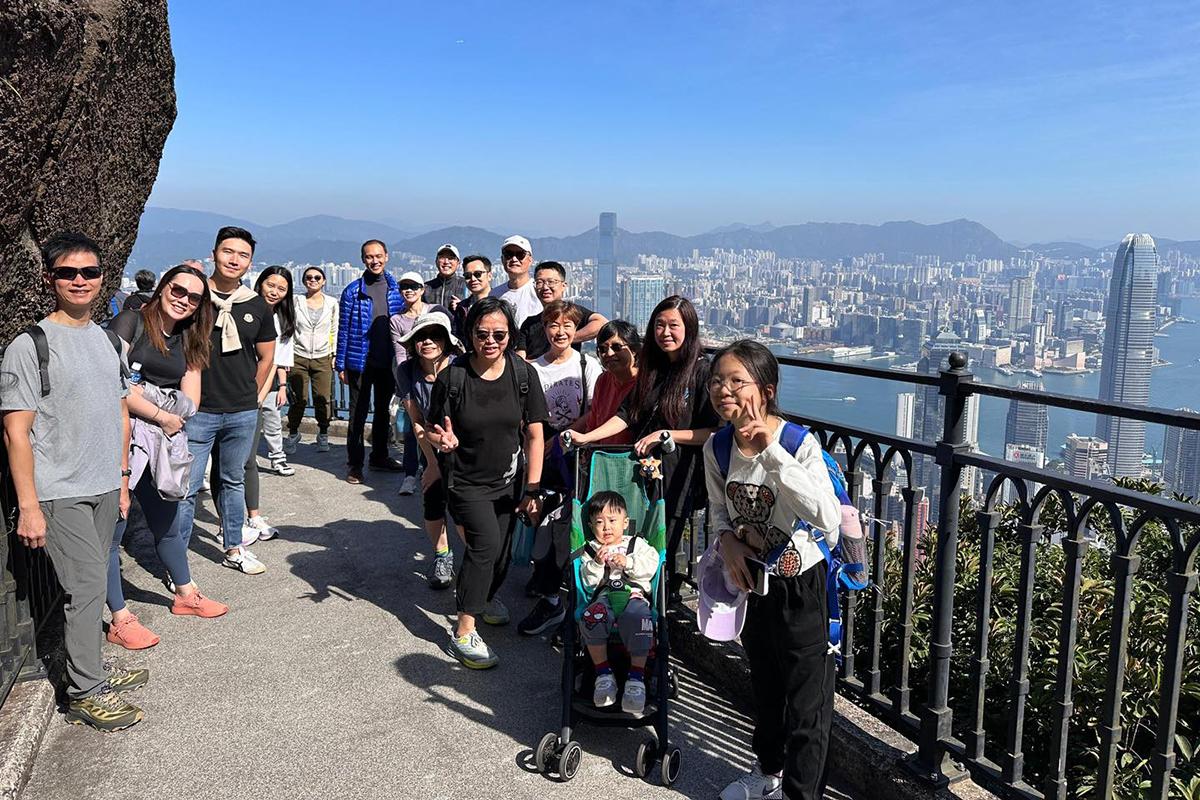 盧寵茂同陳松青帶領一班醫衞局員工行山。(醫務衞生局FB)