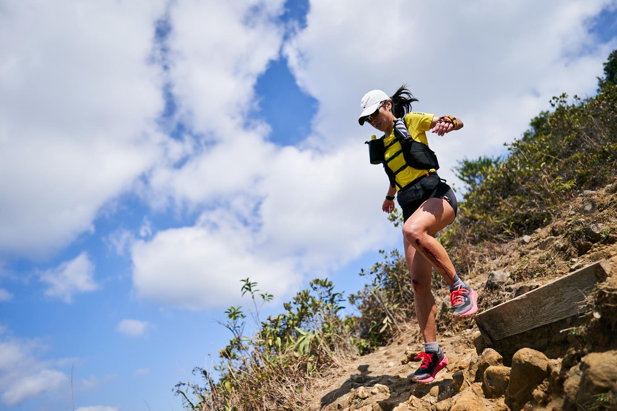 《香港四徑大步走》紀錄2021年的「香港四徑超級挑戰」賽事,跑手要在3日內完成298公里的賽道。