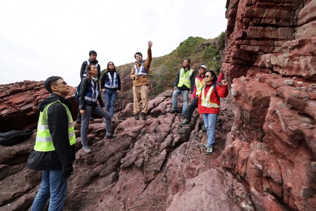 我與香港古生物學家、古蹟辦的考古團隊和漁護署人員到赤洲詳細檢查化石發現地點,確定所有外露化石已移走後,發掘工作正式告一段落。