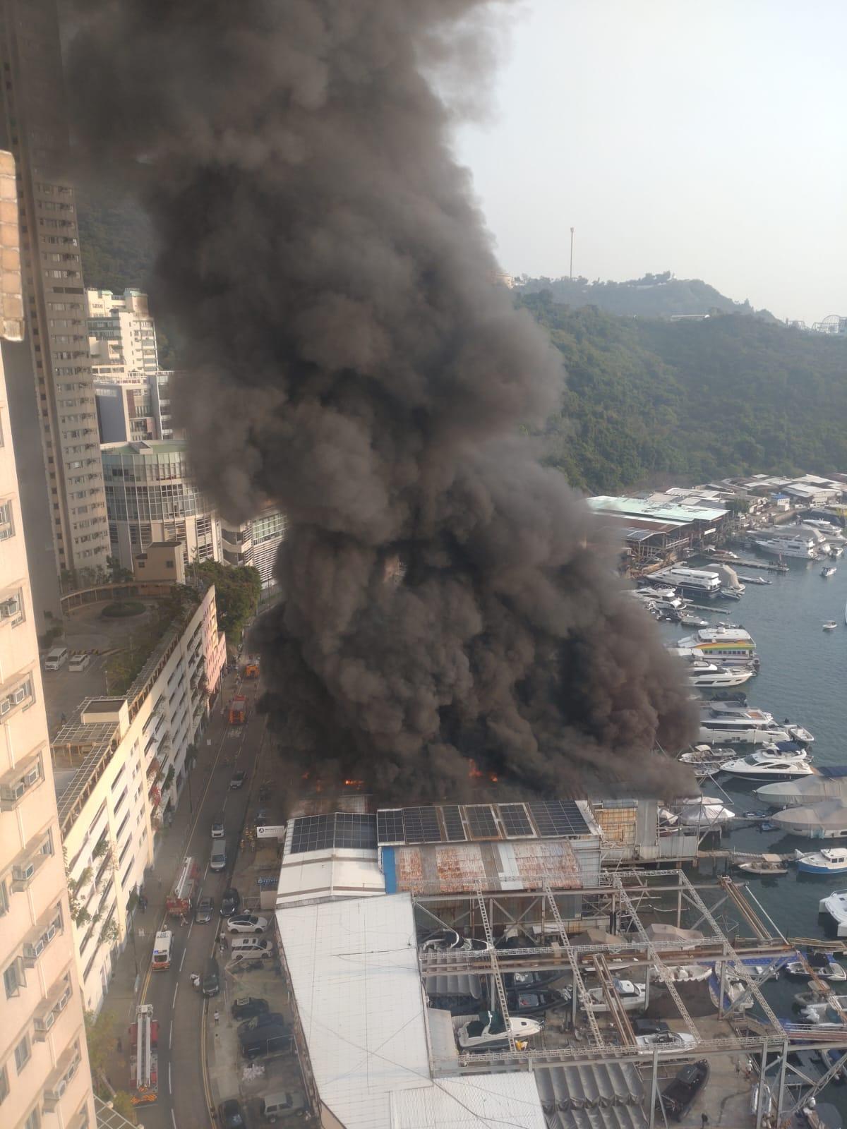 黃竹坑深灣道船廠大火(讀者提供)